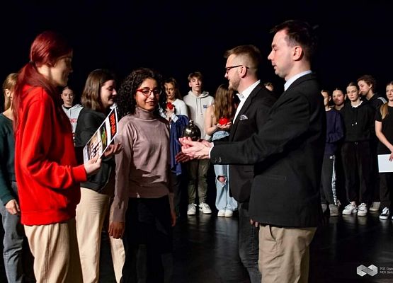 Chwila wręczenia nagrody