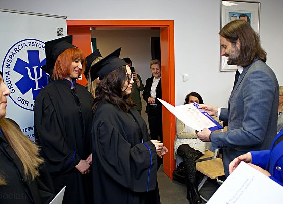 Minister wręcza świadectwa