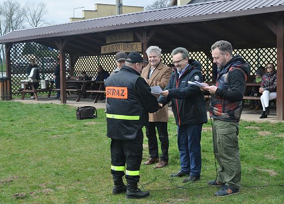 Dyplomy pamiątkowe wręcza