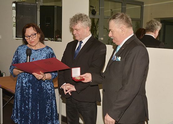 Medale wręcza starosta A.