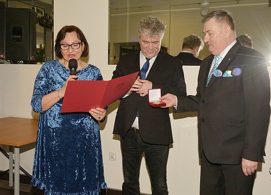 Medale wręcza starosta A.