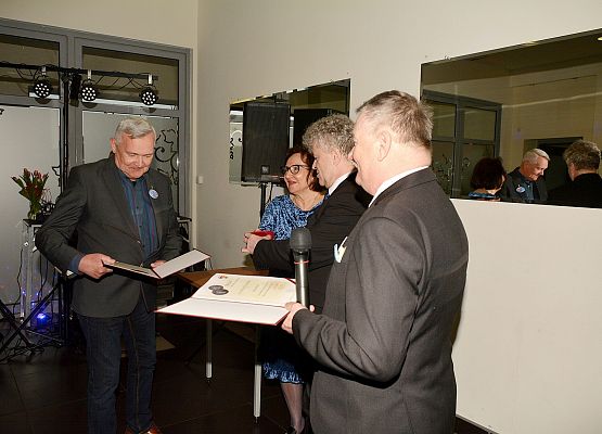 Medale wręcza burmistrz W.