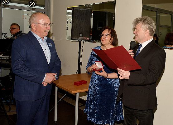 Medale wręcza burmistrz W.