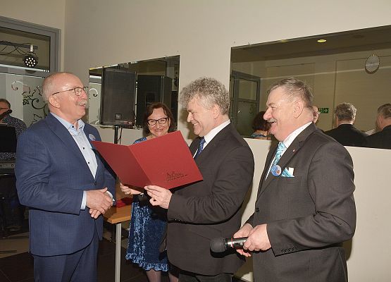 Medale wręcza burmistrz W.