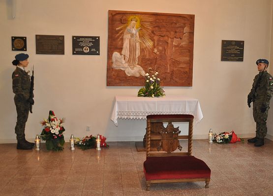 Honorowa asysta przy tablicach