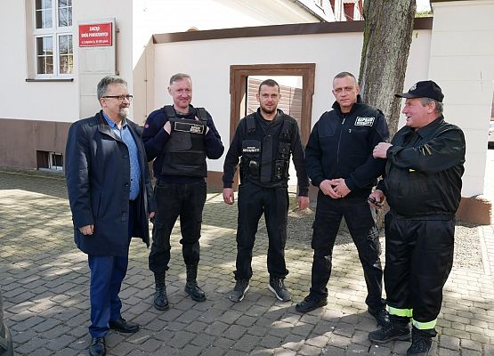 Przed starostwem - w miejscu