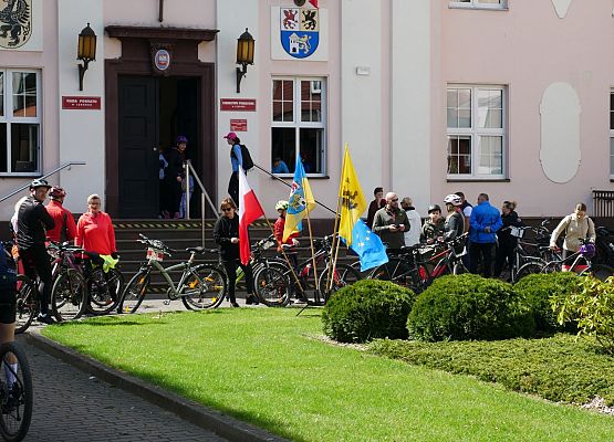 Przed starostwem - w miejscu