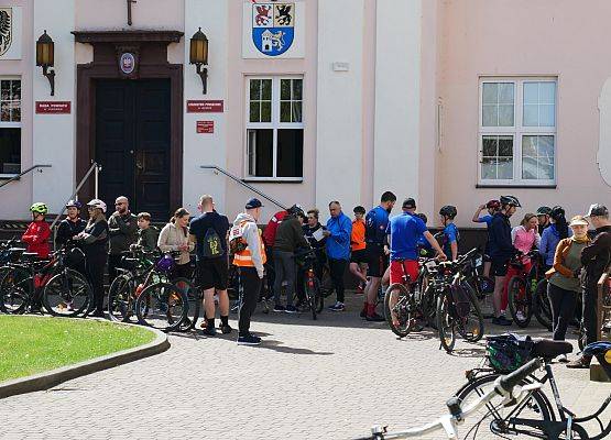 Przed starostwem - w miejscu