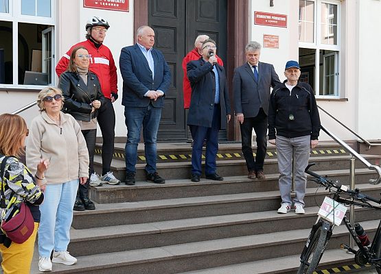 Przed starostwem - w miejscu