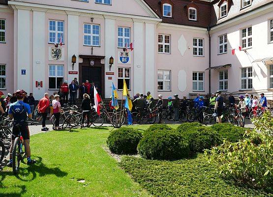 Przed starostwem - w miejscu