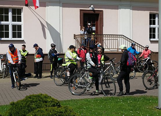 Przed starostwem - w miejscu