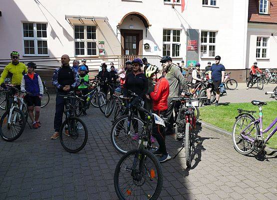 Przed starostwem - w miejscu