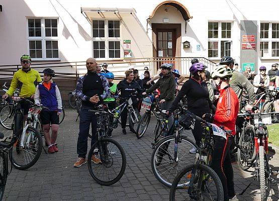 Przed starostwem - w miejscu