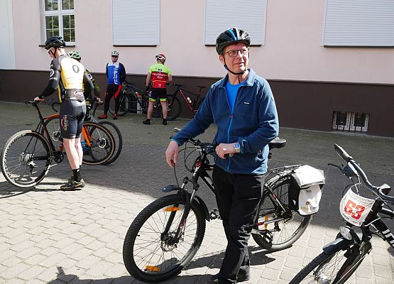 Przed starostwem - w miejscu