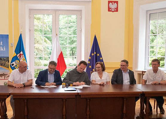 Podpisanie umowy na prace