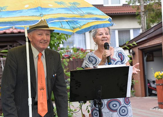 Występ artystyczny w ogrodzie