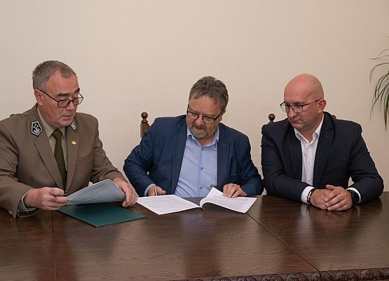 Podpisanie umowy między Lasami