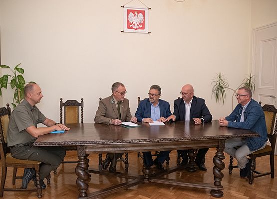 Podpisanie umowy między Lasami