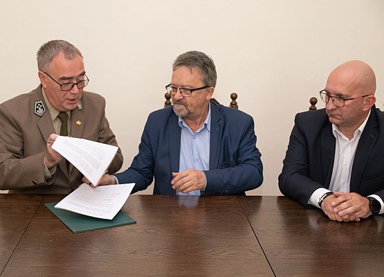Podpisanie umowy między Lasami