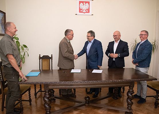 Podpisanie umowy między Lasami