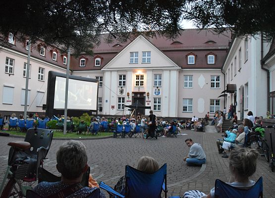 Seans filmowy przed starostwem