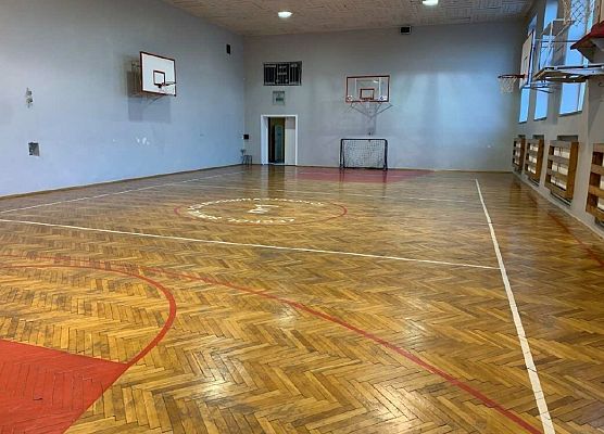 Duża sala gimnastyczna przed