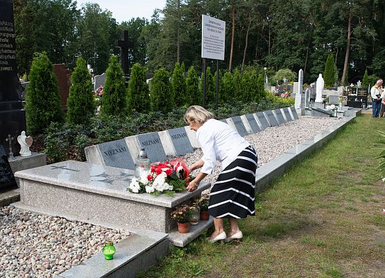 Uroczystości przy grobie ofiar