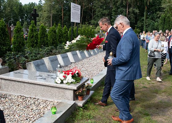 Uroczystości przy grobie ofiar