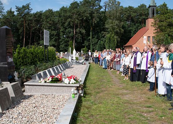 Uroczystości przy grobie ofiar