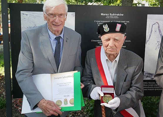 J. Lisiecki z odznaczonym M.