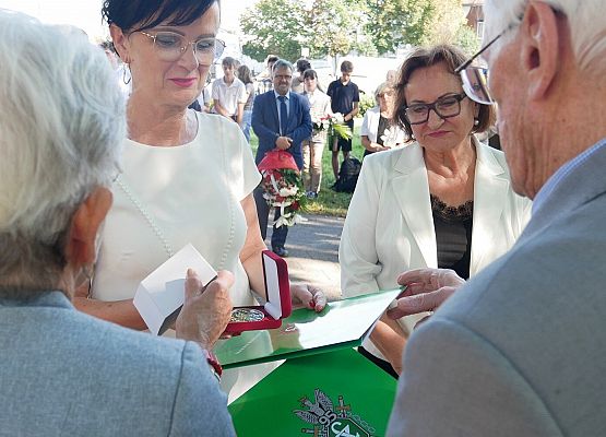 Medal otrzymuje dyr. A.