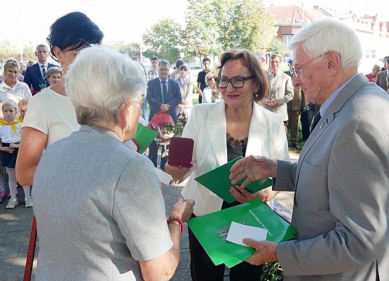 Medal otrzymuje starosta A.