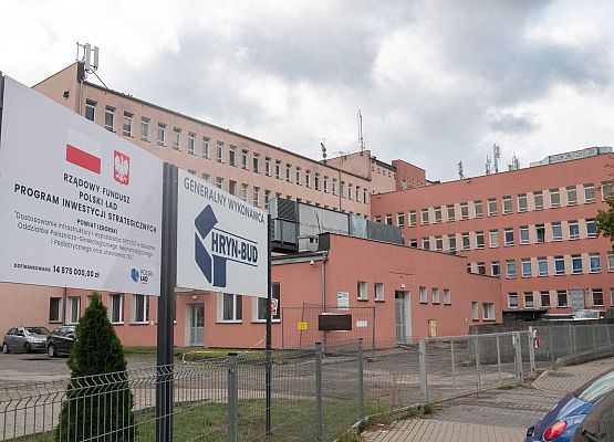 Tablice informacyjne na tle