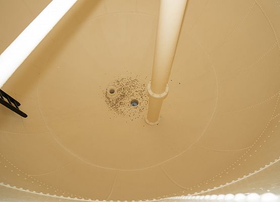 Na dnie zbiornika monety