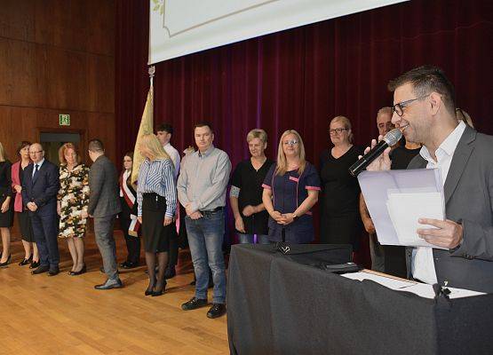 Dyrektor Tomasz Tutak wręcza