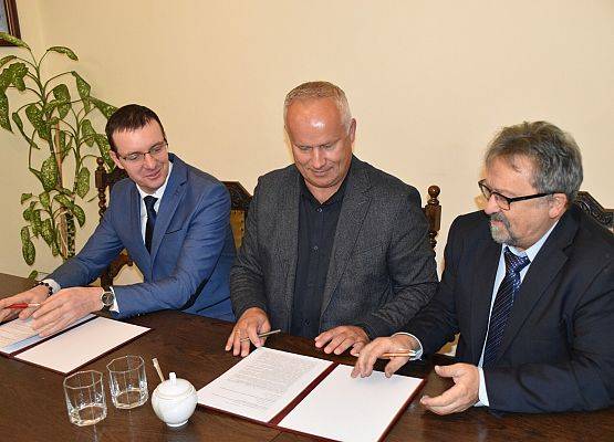 Podpisanie umów na remonty i