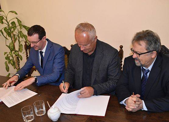 Podpisanie umów na remonty i