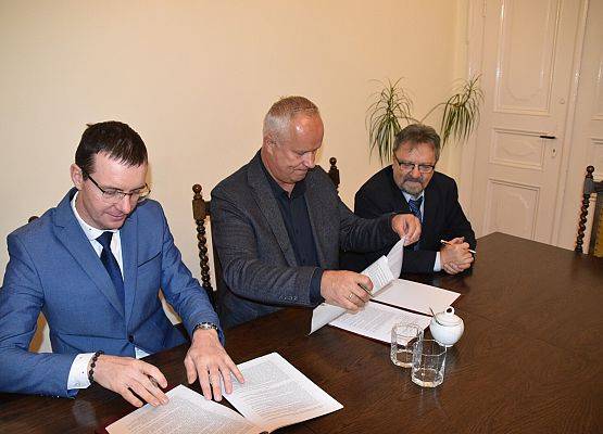 Podpisanie umów na remonty i