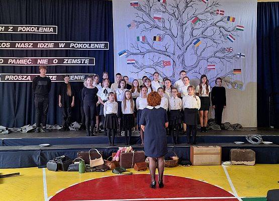 Występ chóru szkolnego podczas