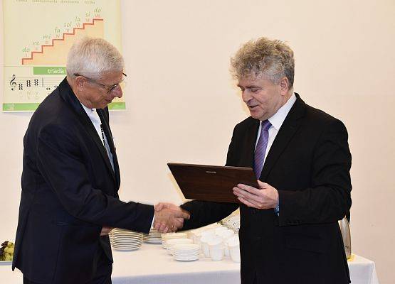 Burmistrz Lęborka wręcza