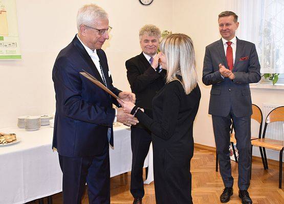 Dyrektor SLO wręcza list