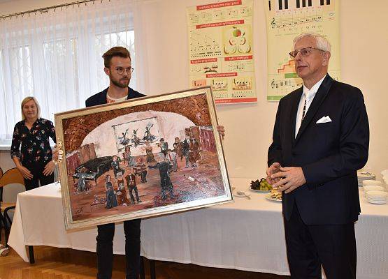 Kadra nauczycielska wręcza