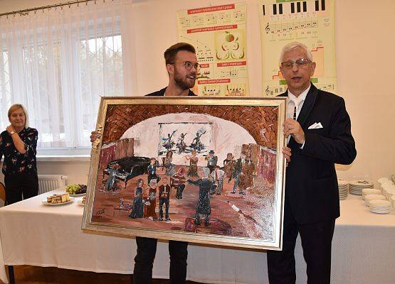 Kadra nauczycielska wręcza