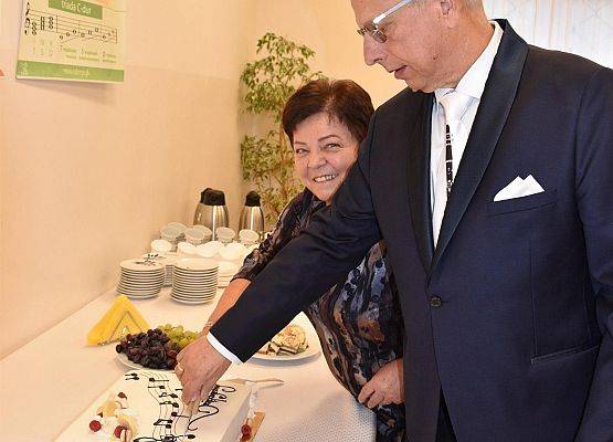 Dyrektor Siedlik kroi tort