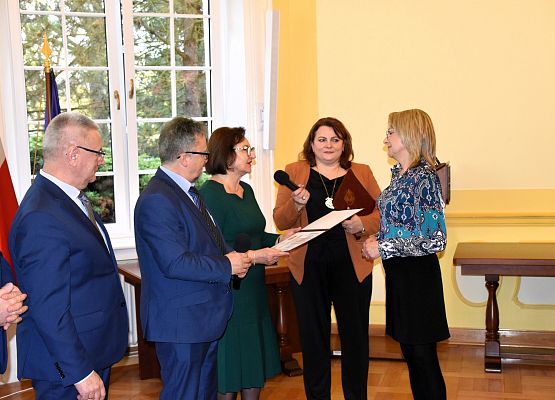 Wręczenie wyróżnień przez