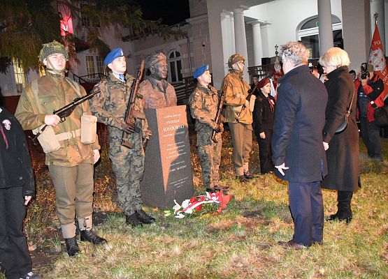 Składanie kwiatów przed