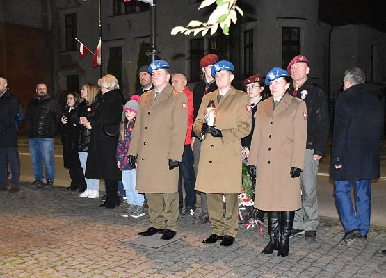 Mundurowi stawiają znicze