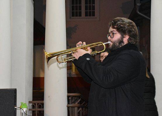 Odegranie pieśni patriotycznej