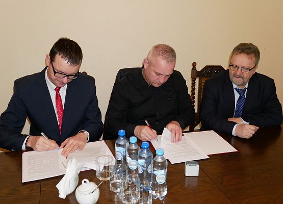 Podpisanie umowy na przebudowę