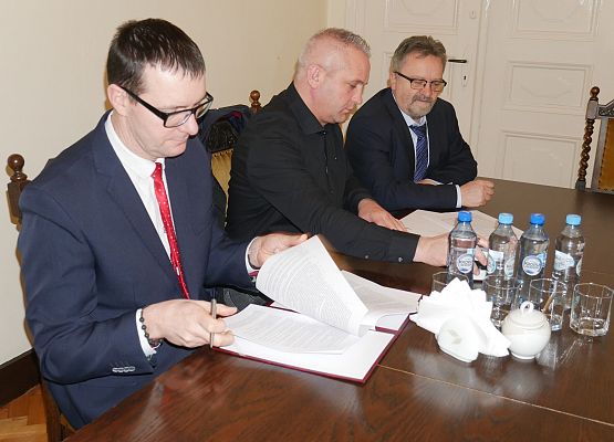 Podpisanie umowy na przebudowę